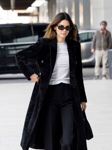 kendall-jenner-out-in-milan-02-20-2020-0.jpg