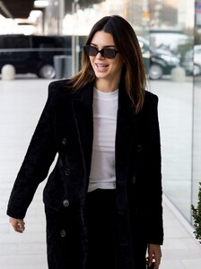 kendall-jenner-out-in-milan-02-20-2020-9.jpg