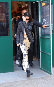 kendall-jenner-shopping-at-whole-foods-on-valentine-s-day-in-ny-02-14-2020-0.jpg
