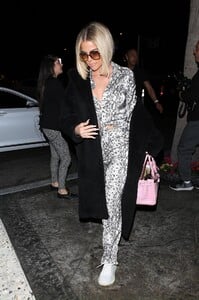 khloe-kardashian-arrives-for-dinner-at-mastro-s-ocean-club-in-malibu-02-24-2020-1.thumb.jpg.747e84f55a38275a8fc8e67c985d3697.jpg