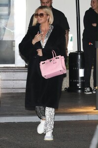 khloe-kardashian-arrives-for-dinner-at-mastro-s-ocean-club-in-malibu-02-24-2020-2.thumb.jpg.3e3a91f2b3f9cee5c06781ca2215a4a8.jpg