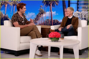 kj-apa-ellen-show-03.jpg