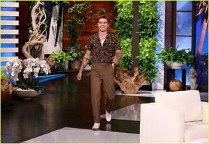 kj-apa-ellen-show-12.jpg