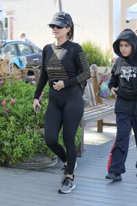 kourtney-kardashian-in-spandex-02-15-2020-6.jpg