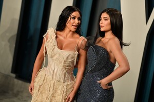 kylie-jenner-and-kim-kardashian-vanity-fair-oscar-party-2020-0.jpg