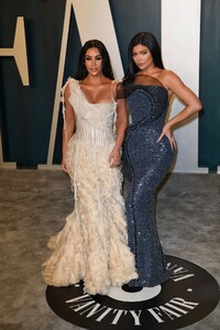 kylie-jenner-and-kim-kardashian-vanity-fair-oscar-party-2020-1.jpg
