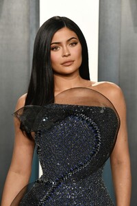 kylie-jenner-vanity-fair-oscar-party-2020-1.jpg