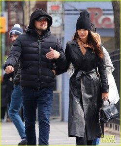 leonardo-dicaprio-camila-morrone-hand-in-pocket-04.jpg