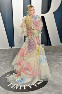 lili-reinhart-vanity-fair-oscar-party-2020-2.jpg