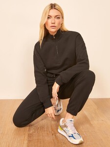 marla-zip-sweatshirt-black-4.thumb.jpg.2b38383c3eb33ed7a273953814c91974.jpg