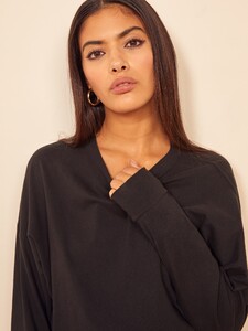 miley-oversized-long-sleeve-tee-black-3.thumb.jpg.925b54a45d102ed7f197cddede3ba347.jpg