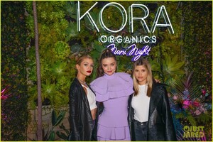 miranda-kerr-kora-organics-party-pics-12.thumb.jpg.6d5b6c65ca7af9e29d47e7c920fd1908.jpg