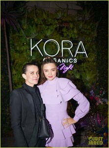 miranda-kerr-kora-organics-party-pics-49.thumb.jpg.beb38887d8217ca4d269eccbb9315c7d.jpg