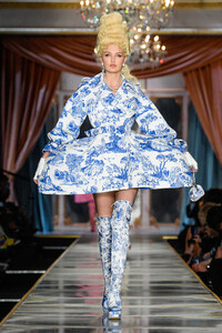 moschino_rtw_fall2020_runway_gg_024-1.thumb.jpg.b52e7ddb4b7d3f6e74608dc20356a03f.jpg