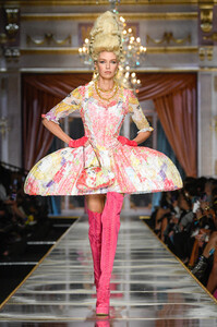 moschino_rtw_fall2020_runway_gg_035-1.thumb.jpg.ccfcd77da371e1bf1374c561030bdc49.jpg