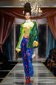 moschino_rtw_fall2020_runway_gg_043.thumb.jpg.a0d3dd4eac65a8a72af0cf08b85191d2.jpg