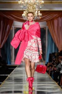 moschino_rtw_fall2020_runway_gg_047.thumb.jpg.69cfd67846f926ffd69ed58ce30325c0.jpg