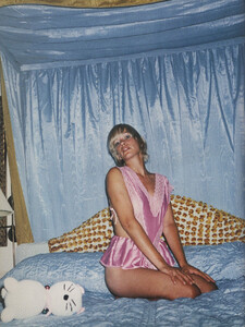 nikki-uberti-shot-at-a-hotel-in-marfa-texas-photography-shawn-mortensen-styling-carrie-imberman-i-d-the-bedroom-issue-no-213-september-2001-1219_o.jpg