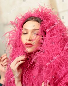 oscar-de-la-renta-show-backstage-fall-winter-2020-new-york-fashion-week-usa-shutterstock-editorial-10552664c.thumb.jpg.d23feb25b1ed6c1751449822f73b6b9d.jpg