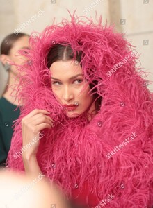 oscar-de-la-renta-show-backstage-fall-winter-2020-new-york-fashion-week-usa-shutterstock-editorial-10552664g.thumb.jpg.ad05ab35e1b884a901f6f5aa23e650c9.jpg