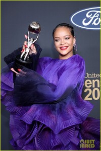 rihanna-accepting-presidents-award-nacp-image-awards-02.jpg