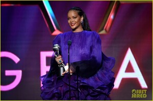 rihanna-accepting-presidents-award-nacp-image-awards-03.jpg