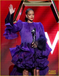 rihanna-accepting-presidents-award-nacp-image-awards-15.jpg