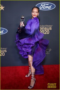 rihanna-accepting-presidents-award-nacp-image-awards-18.jpg