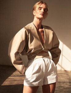 rosie-huntington-whiteley-la-cover-story-photo-5.thumb.jpg.34058e336e7de96118aa1ef0cb300c53.jpg