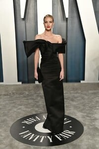 rosie-huntington-whiteley-vanity-fair-oscar-party-2020-0.jpg