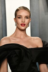 rosie-huntington-whiteley-vanity-fair-oscar-party-2020-3.jpg