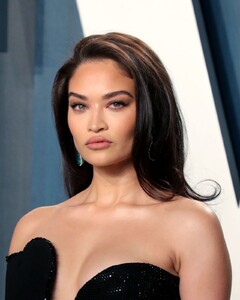 shanina-shaik-vanity-fair-oscar-party-2020-8.jpg