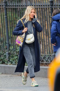 sienna-miller-street-style-02-04-2020-3.jpg