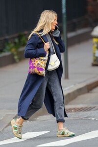 sienna-miller-street-style-02-04-2020-5.jpg