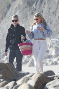 sofia-richie-in-casual-outfit-walk-on-the-coast-in-malibu-01-30-2020-10.jpg