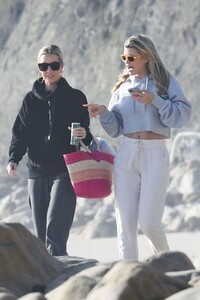 sofia-richie-in-casual-outfit-walk-on-the-coast-in-malibu-01-30-2020-4.jpg