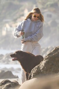 sofia-richie-in-casual-outfit-walk-on-the-coast-in-malibu-01-30-2020-9.jpg