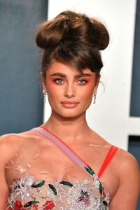 taylor-hill-vanity-fair-oscar-party-2020-2.jpg