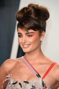 taylor-hill-vanity-fair-oscar-party-2020-3.jpg