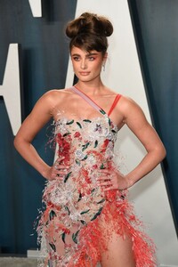 taylor-hill-vanity-fair-oscar-party-2020-6.jpg