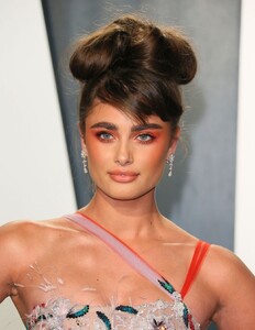 taylor-hill-vanity-fair-oscar-party-2020-7.jpg