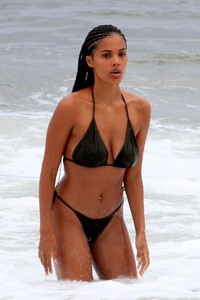 tina-kunakey-in-a-bikini-beach-in-rio-de-janeiro-02-21-2020-10.jpg