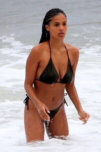 tina-kunakey-in-a-bikini-beach-in-rio-de-janeiro-02-21-2020-6.jpg