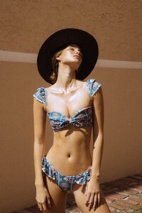 v-Oxana_cabana_x_ruffle_uno.thumb.jpg.2813d6234572a382e51c25f38f36c07c.jpg
