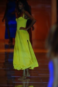 versace-ss-1993.thumb.jpg.fb8fc658700f97103b143e88a0fb3c87.jpg