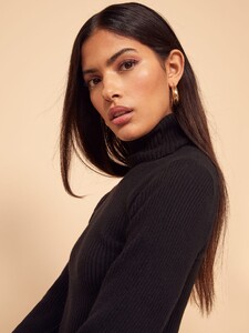 victoria-sweater-black-2.thumb.jpg.691e4127e27ecc5f8f546f435698cf46.jpg
