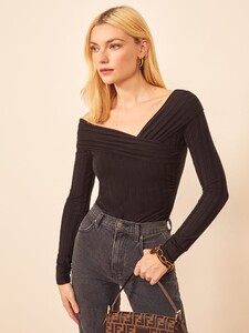 viper-bodysuit-black-3.thumb.jpg.d8f01053040aee5fb1ec502ee907e5fa.jpg