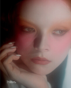 vogue-czech_nov19_lily_guillaume-roemaet_jimi-urquiaga3ac356b7c6d9fa8bd17d17123ab7ca5541_thumb.thumb.jpg.1dc3c11365c49525f95dc1ab6302e059.jpg