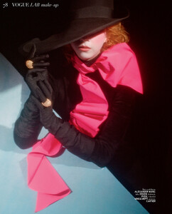 vogue-czech_nov19_lily_guillaume-roemaet_jimi-urquiaga4df92e405962488425d456938944e43e7_thumb.thumb.jpg.5c8e69b640d8dd29d1a323fef73a1ee4.jpg