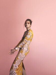 vogue-taiwan_aug-2019_greg-swales_melina-chen12ae81865fe5118742212fe9c84a270eb3_thumb.thumb.jpg.060e2e23b9a7b60582ea4be302588826.jpg
